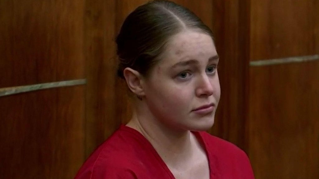 OnlyFans model Courtney Clenney accused of stabbing her boyfriend to death in 2022 reaches plea deal — CBS Miami, Key Biscayne Real Estate news