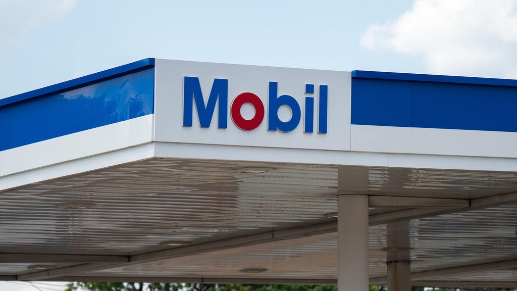 Woman pumping gas at Florida gas station set on fire by stranger, police say — CBS Miami, Key Biscayne Health news