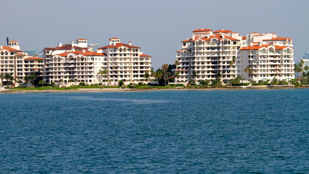 Man struck by boat propeller while in water off Miami Beach marina, FWC says — CBS Miami, Key Biscayne Health news