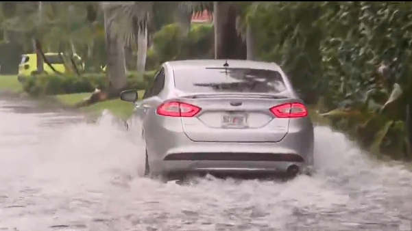Heavy rain leaves flooded streets, hazardous driving conditions in Broward County — CBS Miami, Key Biscayne Community news