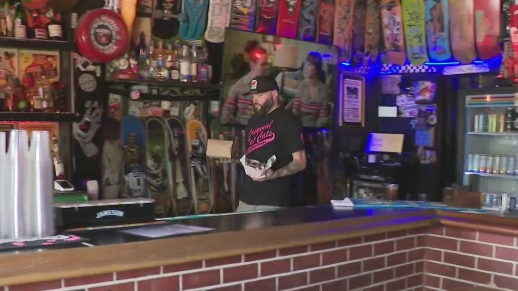 Fort Lauderdale proposes earlier closing times for downtown bars, facing pushback from business owners — CBS Miami, Key Biscayne Dining news