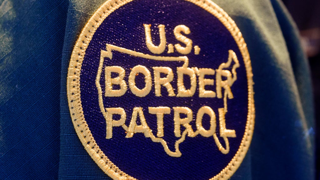 Border Patrol agents spotted at Florida early voting site were trying to cast ballots, election official says — CBS Miami, Key Biscayne Sports news