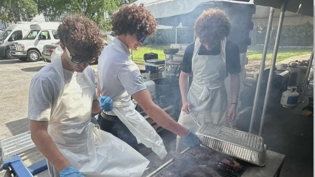 Miami high school students serving up more than just a hot meal for those in need — CBS Miami, Key Biscayne Schools news