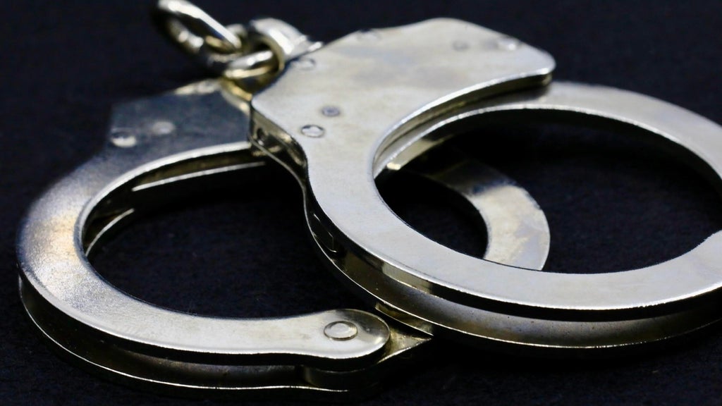 Miami-Dade father arrested, accused of starving and locking up his two children, deputies say — CBS Miami, Key Biscayne Real Estate news