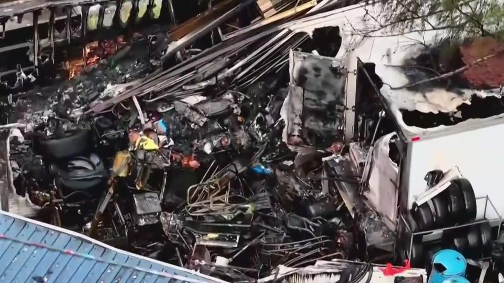 Pets survive massive mobile home fire in West Little River — CBS Miami, Key Biscayne Community news