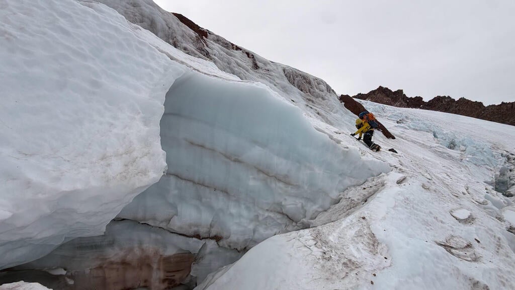 Florida man injured climbing California's Mount Shasta rescued after 2 nights in freezing temps — CBS Miami, Key Biscayne Health news