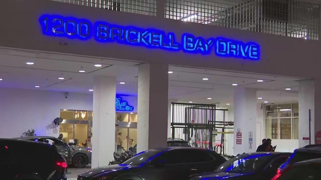 Brickell condo owner calls building an "illegal hotel" as Miami issues notice of violation — CBS Miami, Key Biscayne Real Estate news