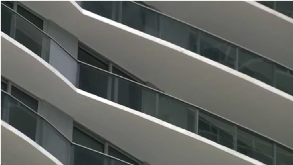 9th floor balcony fire at Miami high-rise forces man and his 2 dogs to flee building early in the morning — CBS Miami, Key Biscayne Community news