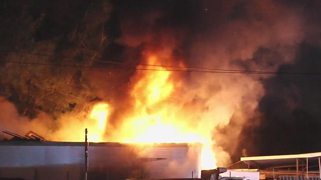 Massive fire breaks out at mobile home in West Little River — CBS Miami, Key Biscayne Community news