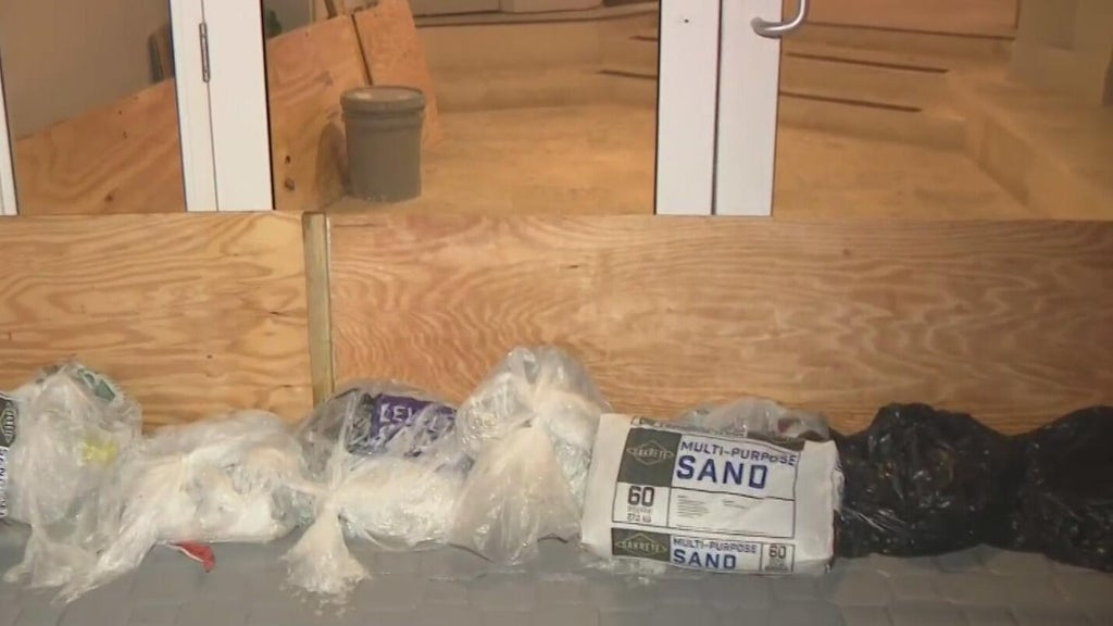 South Florida king tides have businesses preparing for more flooding Monday — CBS Miami, Key Biscayne Business news