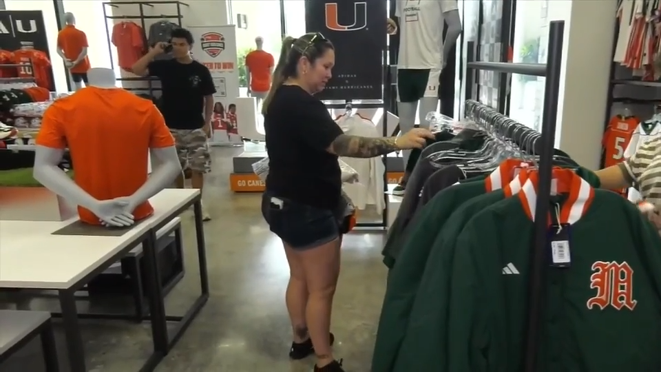 Canes fans celebrate University of Miami’s number one ranking — WSVN 7 Miami-Dade, Key Biscayne Sports news