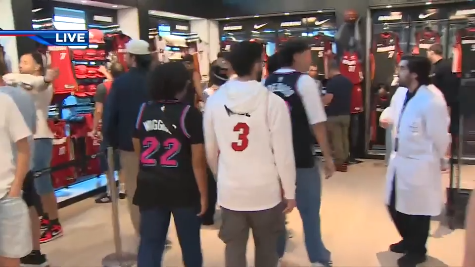 Heat fans show up in droves for merch at Kaseya Center ahead of season opener — WSVN 7 Miami-Dade, Key Biscayne Business news