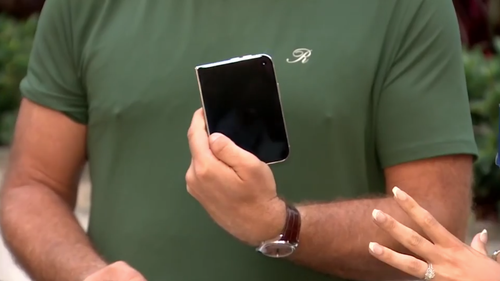 Apple store on Lincoln Road opens to long line of customers waiting to buy foldable iPhone Duo — WSVN 7 Miami-Dade